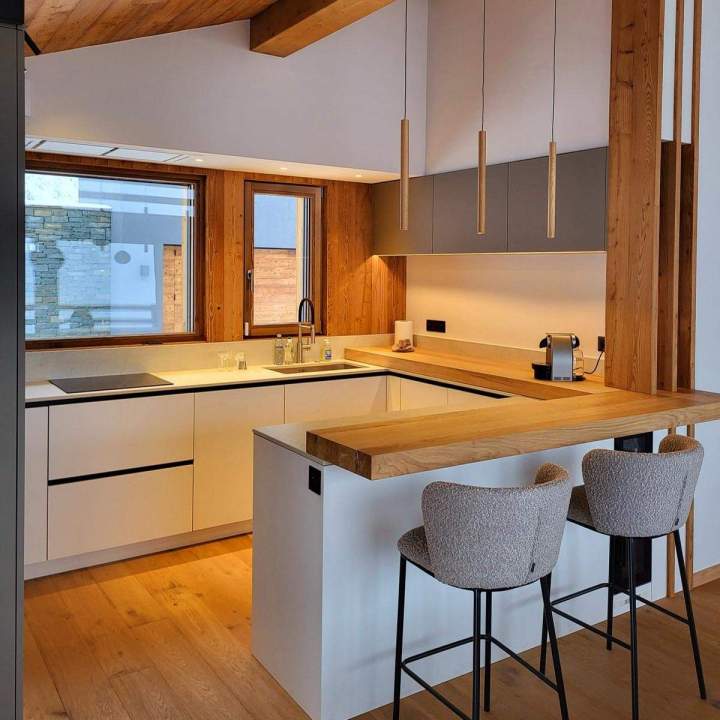 Un chalet contemporain peut-il allier luxe, chaleur du bois et artisanat d’exception ?